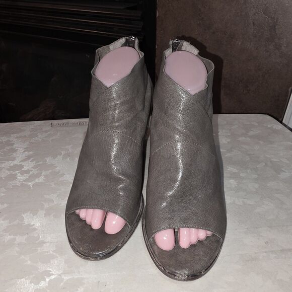 EILEEN FISHER Sz7 Ink Gray Distressed Leather Peep Toe Heel Zipper Ankle Booties - Picture 2 of 10